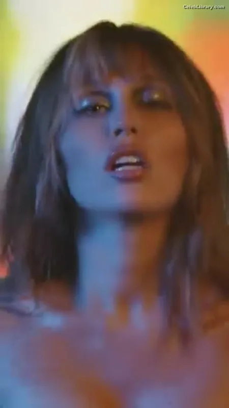 Miley Cyrus photo 5 of 2351