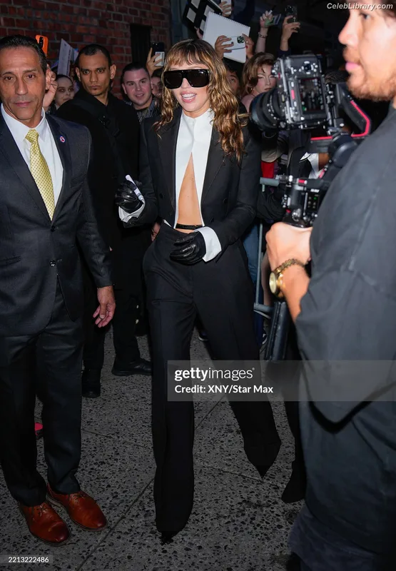 Miley Cyrus photo 6 of 2351