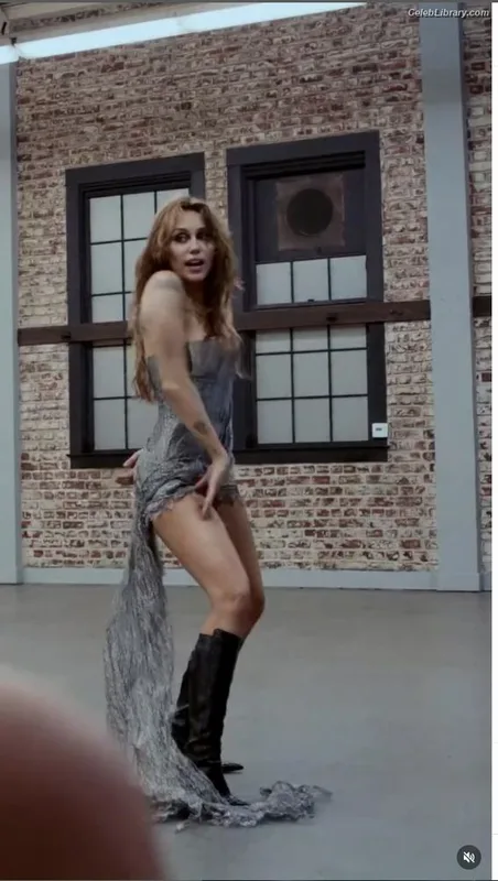 Miley Cyrus photo 9 of 2351