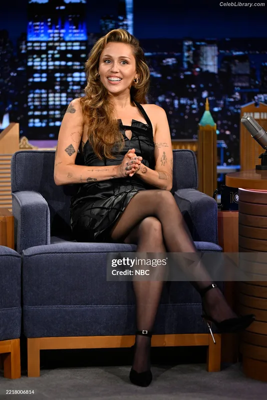 Miley Cyrus photo 12 of 2351