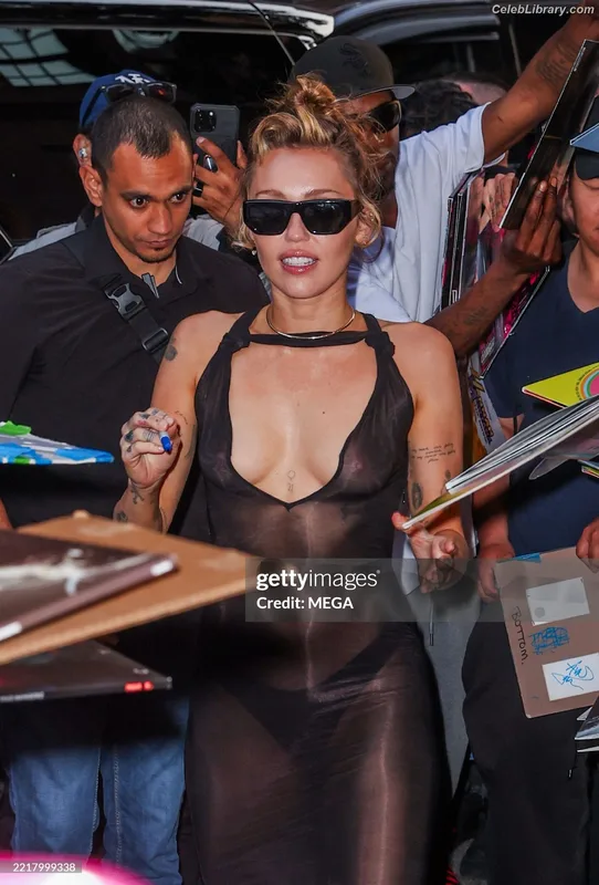 Miley Cyrus photo 14 of 2351