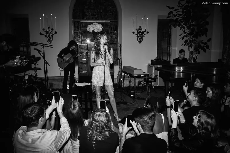 Miley Cyrus photo 17 of 2351