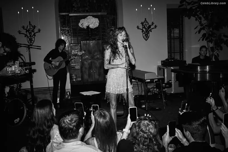 Miley Cyrus photo 20 of 2351