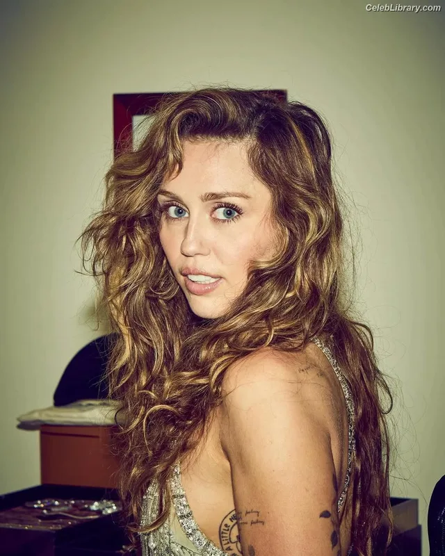 Miley Cyrus photo 23 of 2351