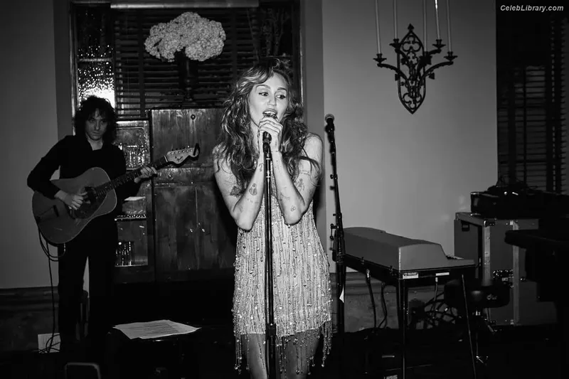Miley Cyrus photo 24 of 2351