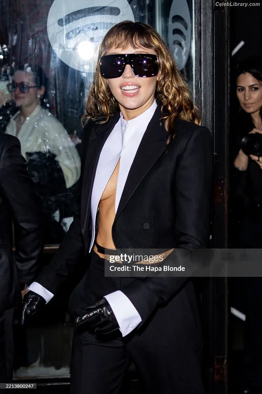 Miley Cyrus photo 1 of 2351