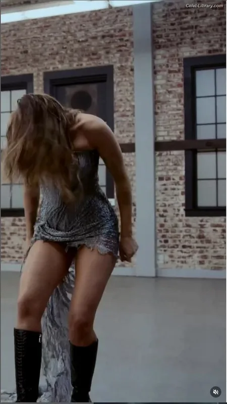 Miley Cyrus photo 3 of 2351