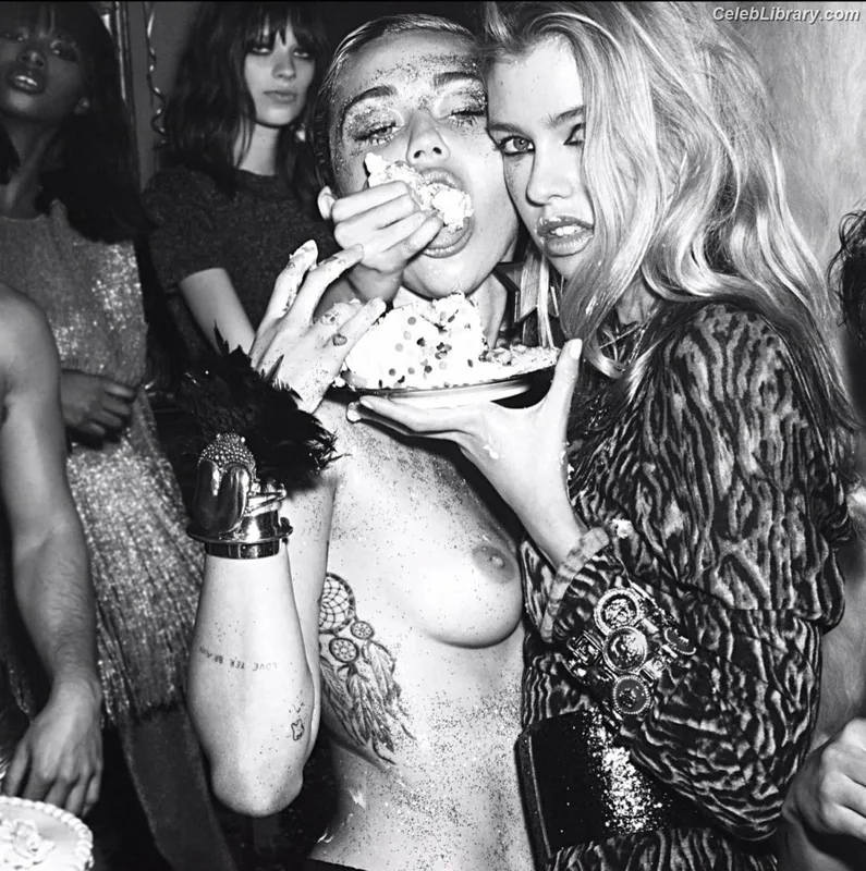 Miley Cyrus photo 10 of 2351