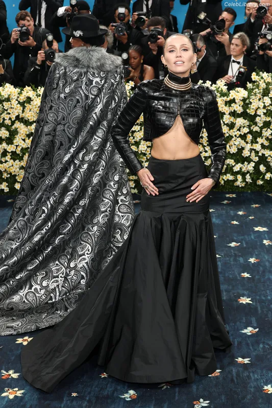Miley Cyrus photo 16 of 2351