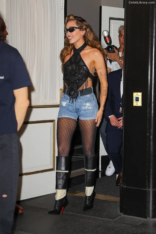 Miley Cyrus photo 5 of 2351