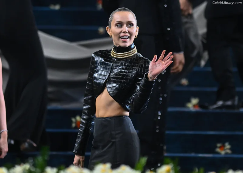 Miley Cyrus photo 8 of 2351