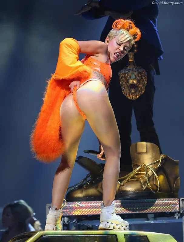 Miley Cyrus photo 14 of 2351