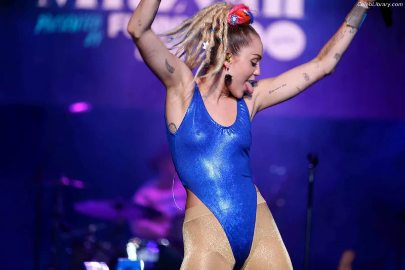 Miley Cyrus photo 15 of 2351