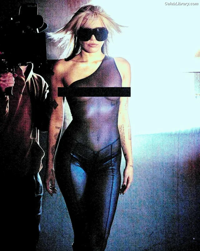 Miley Cyrus photo 19 of 2351