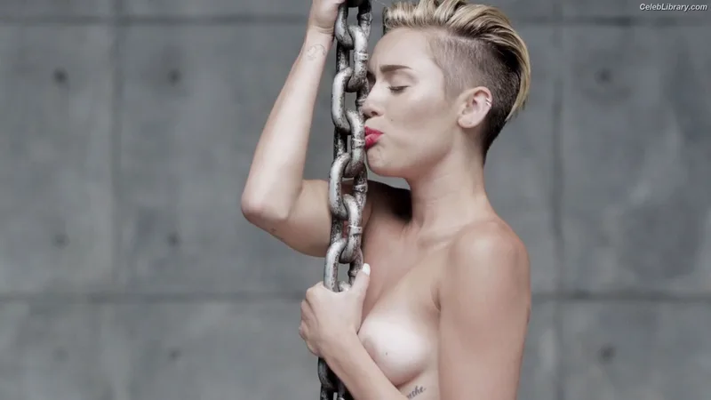 Miley Cyrus photo 1 of 2351