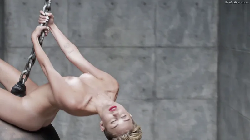 Miley Cyrus photo 3 of 2351