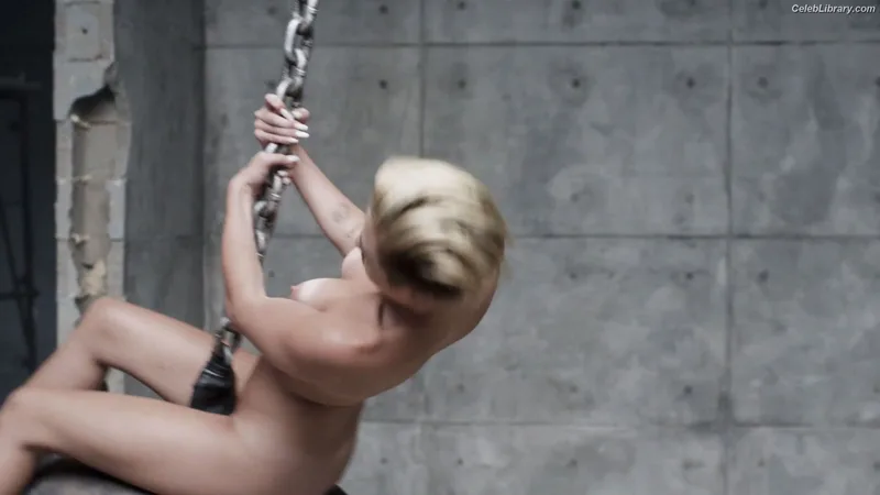 Miley Cyrus photo 4 of 2351
