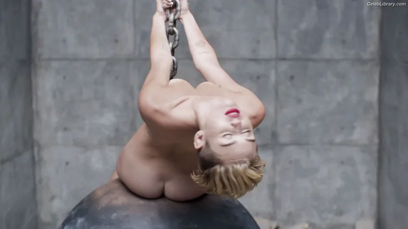 Miley Cyrus photo 7 of 2351