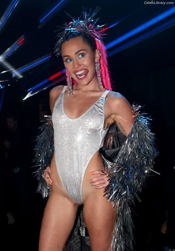 Miley Cyrus photo 10 of 2351