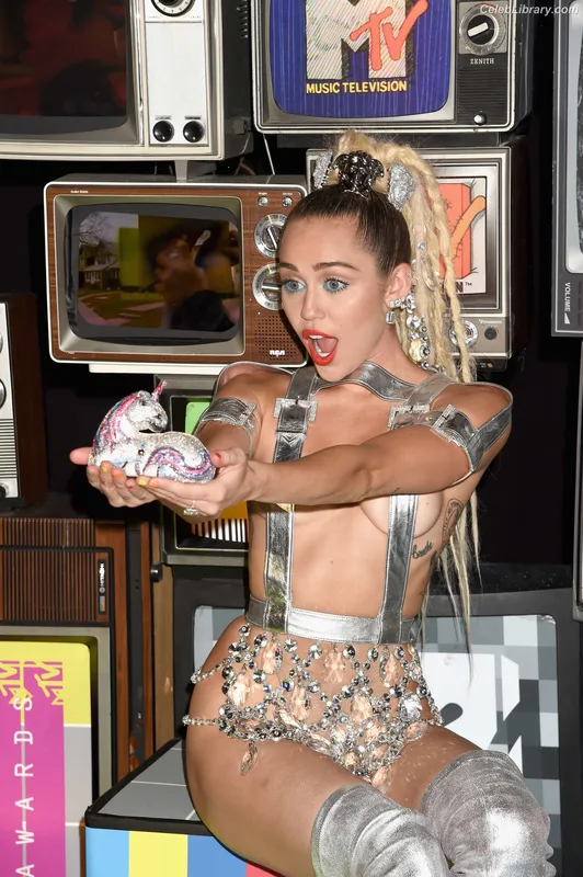 Miley Cyrus photo 14 of 2351