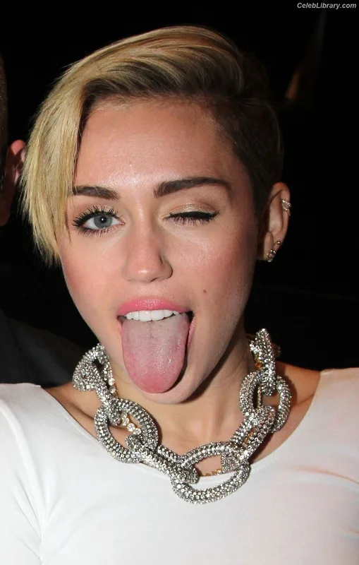 Miley Cyrus photo 4 of 2351
