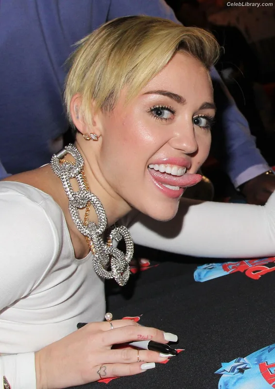 Miley Cyrus photo 6 of 2351