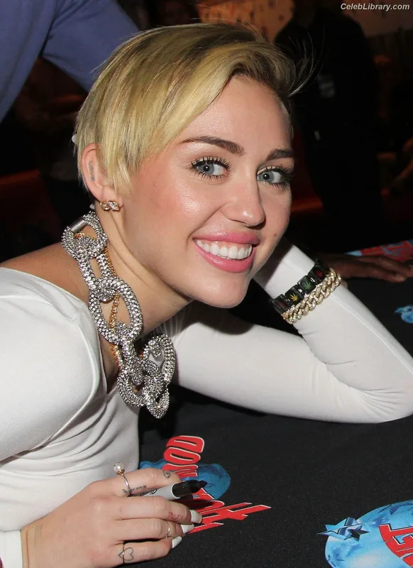 Miley Cyrus photo 7 of 2351