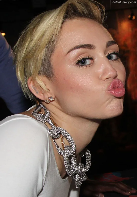 Miley Cyrus photo 8 of 2351