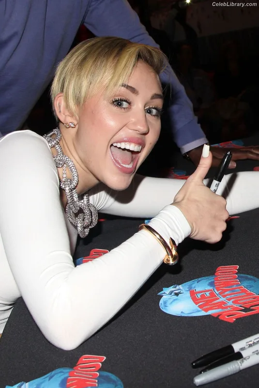 Miley Cyrus photo 9 of 2351