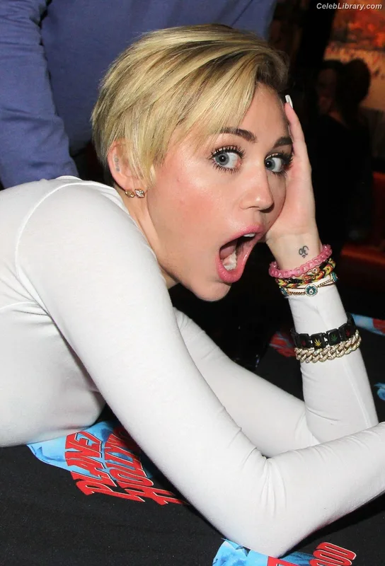 Miley Cyrus photo 10 of 2351