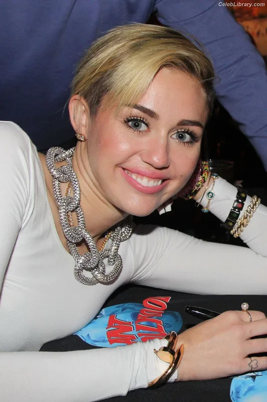 Miley Cyrus photo 11 of 2351
