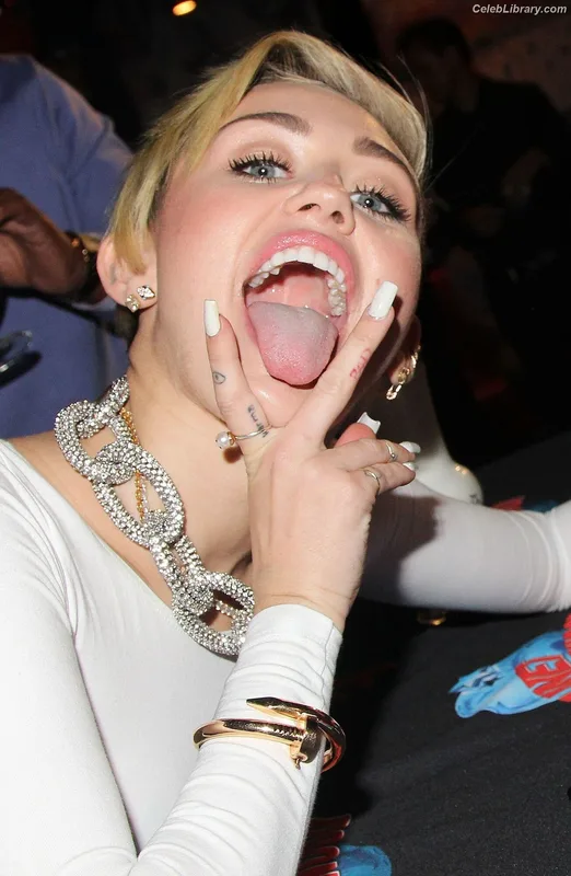 Miley Cyrus photo 12 of 2351