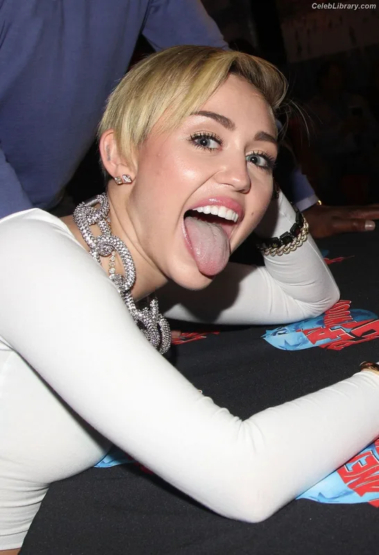 Miley Cyrus photo 13 of 2351