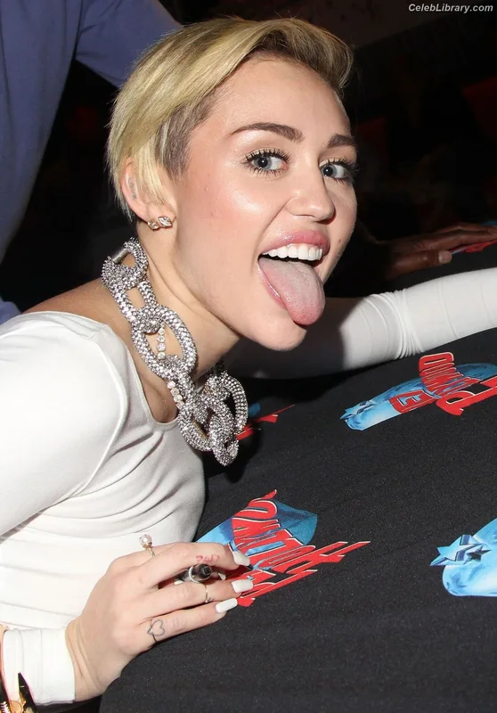 Miley Cyrus photo 14 of 2351