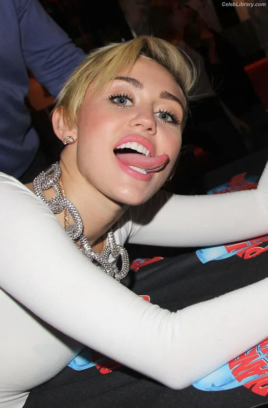 Miley Cyrus photo 15 of 2351