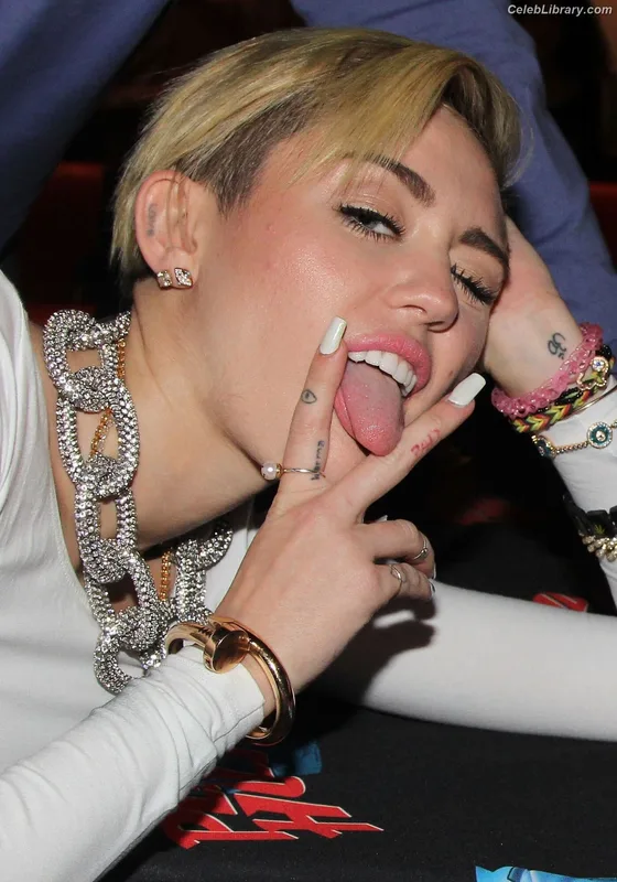 Miley Cyrus photo 16 of 2351