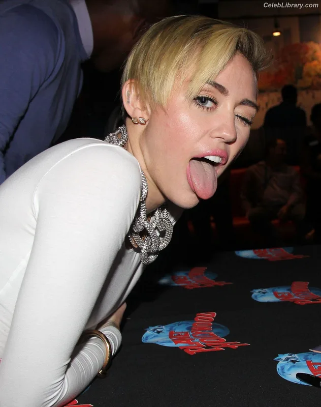Miley Cyrus photo 17 of 2351