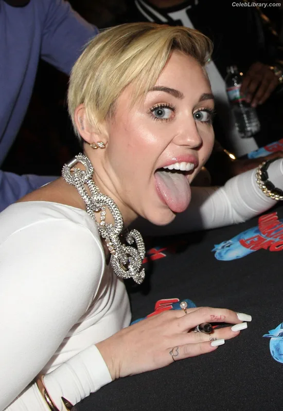 Miley Cyrus photo 18 of 2351