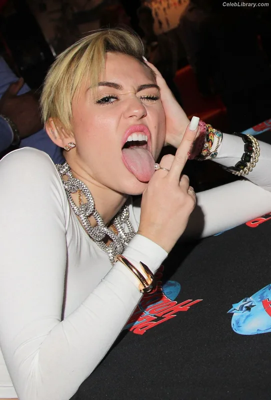 Miley Cyrus photo 19 of 2351