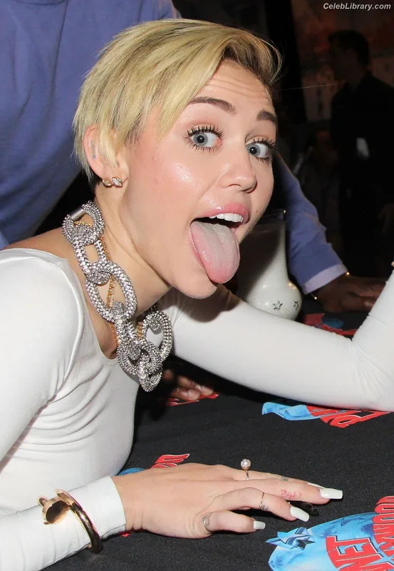 Miley Cyrus photo 20 of 2351