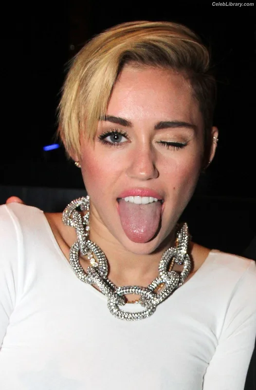 Miley Cyrus photo 21 of 2351