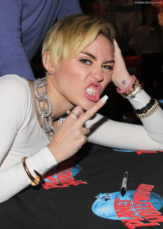 Miley Cyrus photo 22 of 2351
