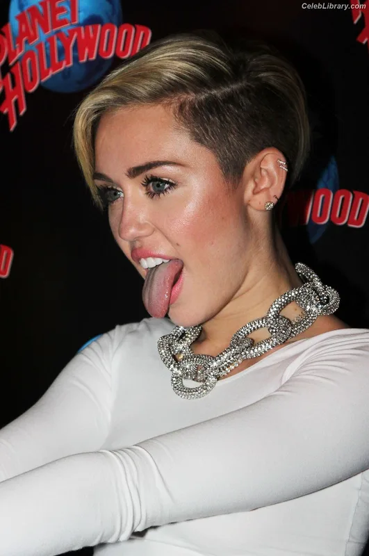 Miley Cyrus photo 24 of 2351