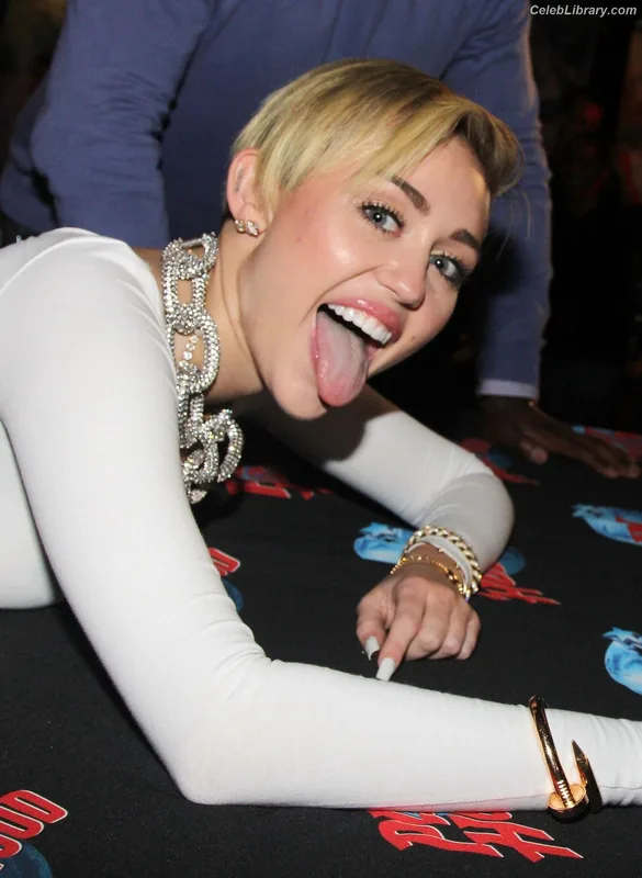 Miley Cyrus photo 1 of 2351
