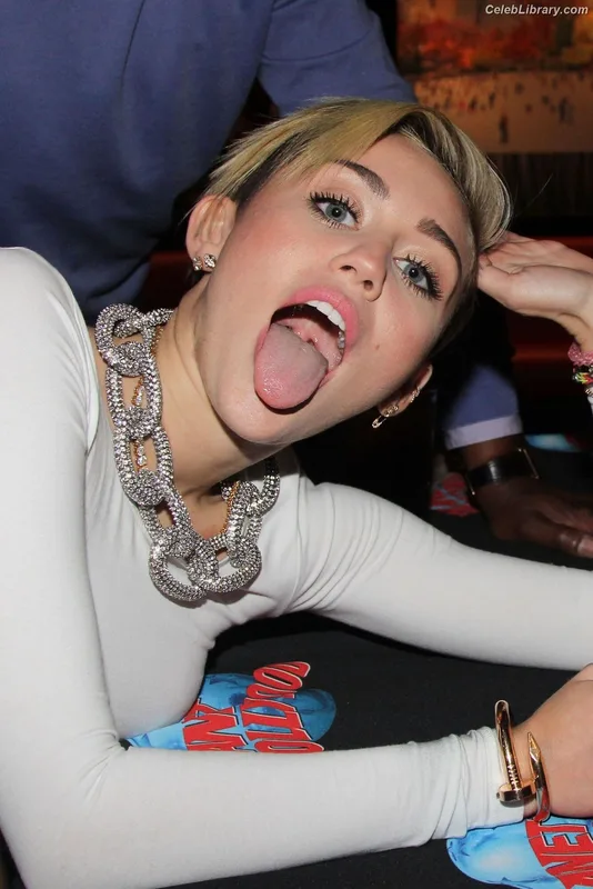 Miley Cyrus photo 2 of 2351