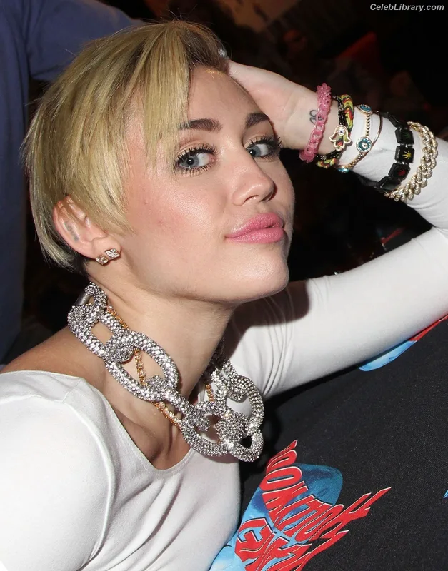 Miley Cyrus photo 3 of 2351