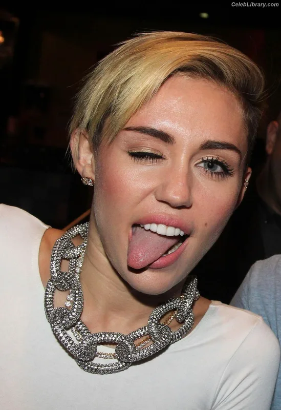 Miley Cyrus photo 4 of 2351