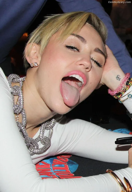 Miley Cyrus photo 5 of 2351
