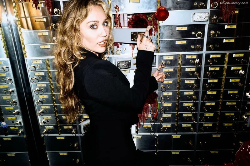 Miley Cyrus photo 18 of 2351