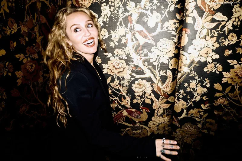 Miley Cyrus photo 19 of 2351